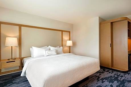 King Room with Roll-in Shower - Mobility Accessible