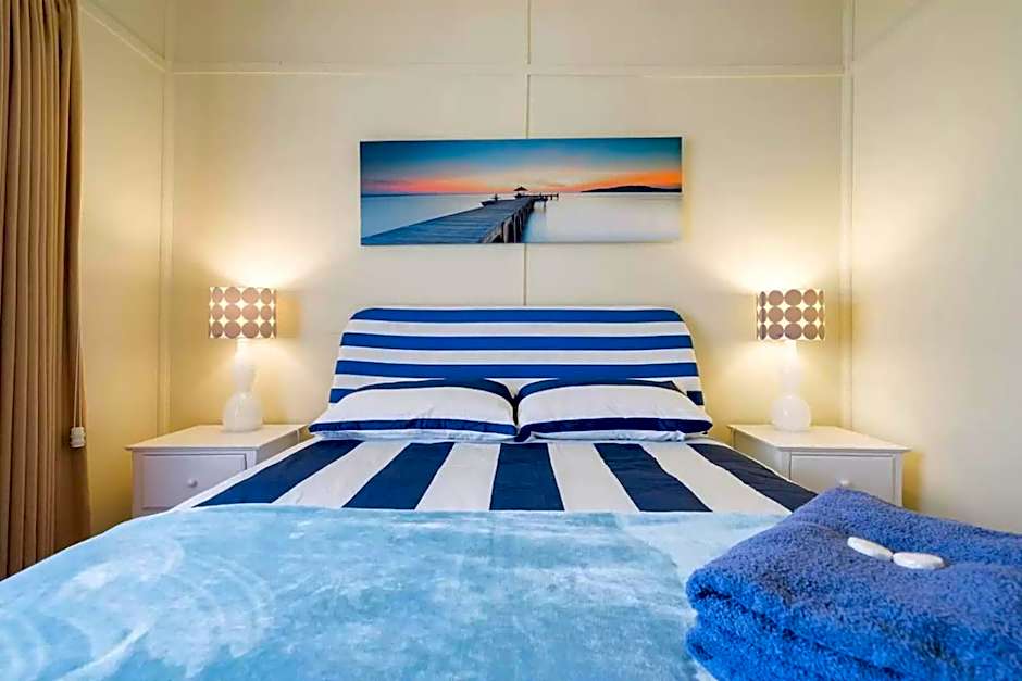 Nautique Beach House - Rustic and Charming, Walk 2 Beach & Shops