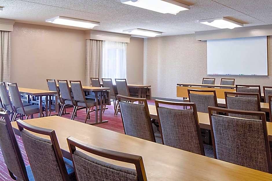 Courtyard by Marriott Dallas Arlington/Entertainment District