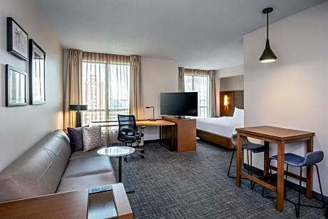 King Studio with Sofa Bed and Adapted Tub - Mobility Accessible