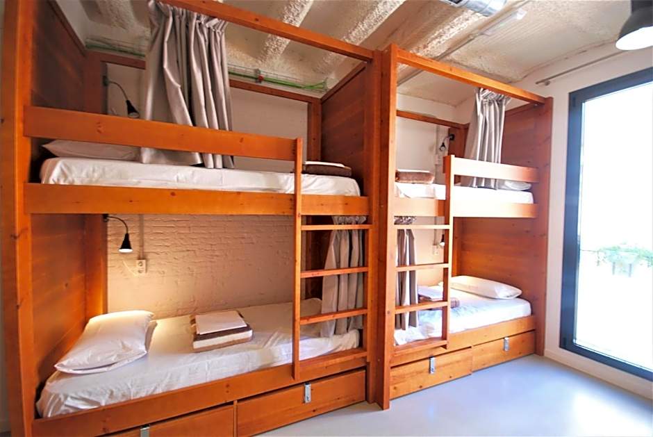 Ten To Go Hostel