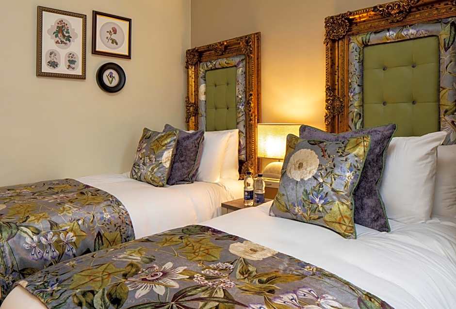 The Warwick Arms Hotel