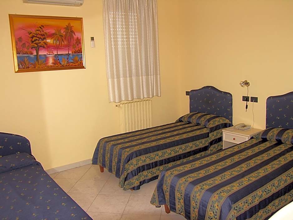 Zdjęcie 1 z 5 — Triple Room