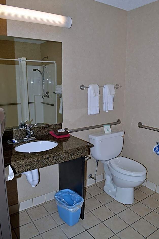 Paola Inn and Suites