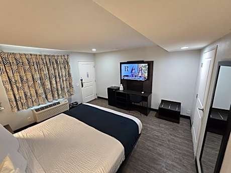 King Room with Roll-in Shower - Disability Access - Non-Smoking
