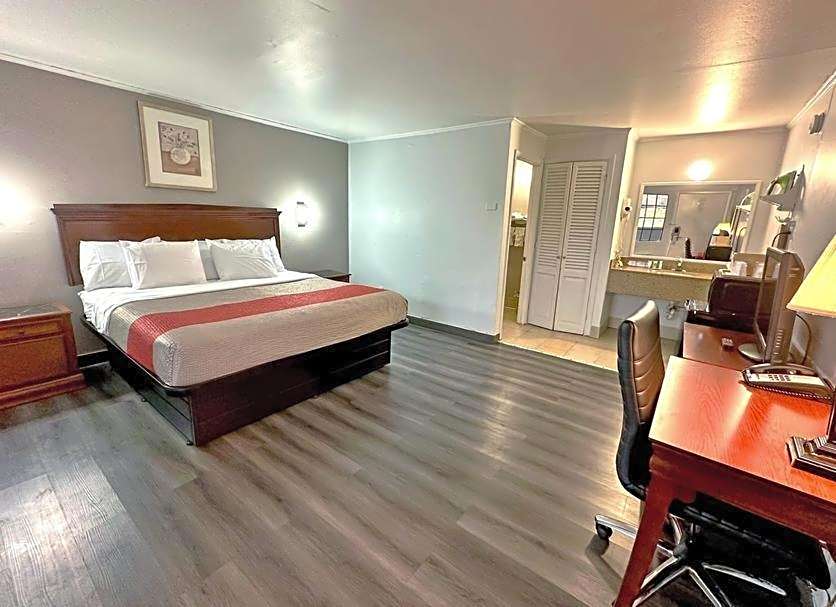 Red Carpet Inn - Stamford