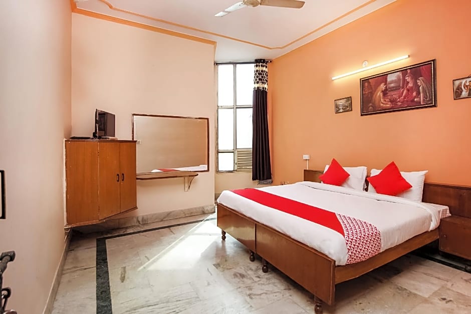 Hotel Apoorva DLX
