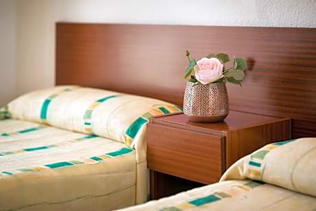 Family Room (3 Adults + 1 Child)