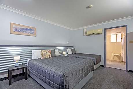 One Room Suite with Roll-In Shower - Disability Access/Non Smoking/Ground floor
