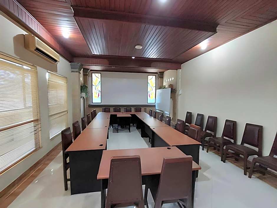 Super OYO Townhouse Oak Maxi Hotel Legian