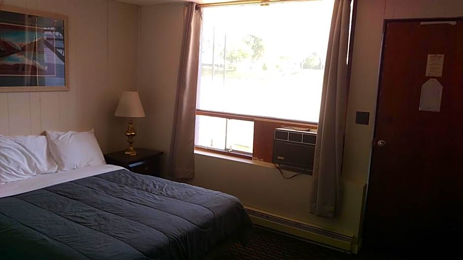 Bay Lake Inn - Frontiersman Motel