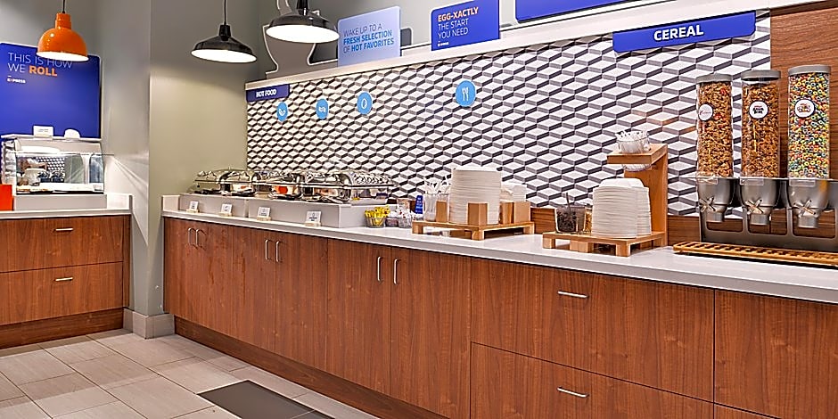 Holiday Inn Express and Suites - Mall of America - MSP Airport By IHG