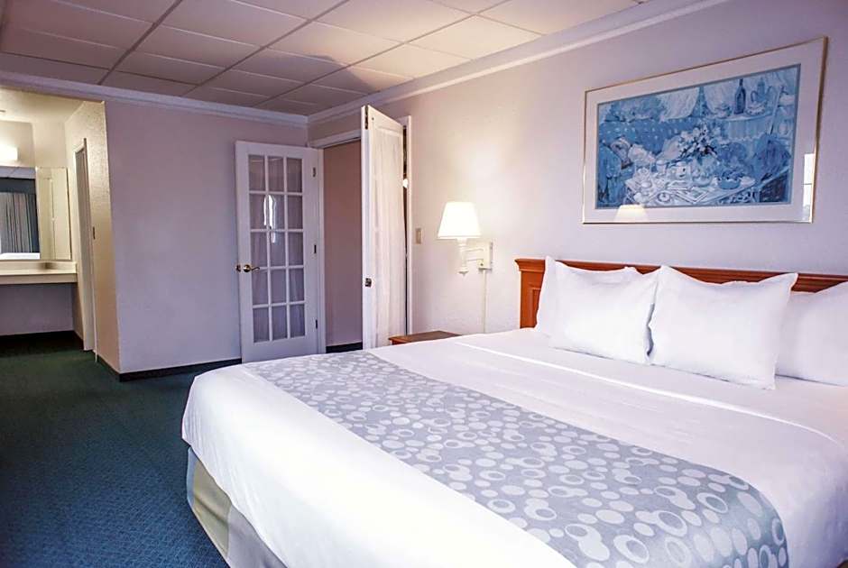 La Quinta Inn & Suites by Wyndham Moline Airport