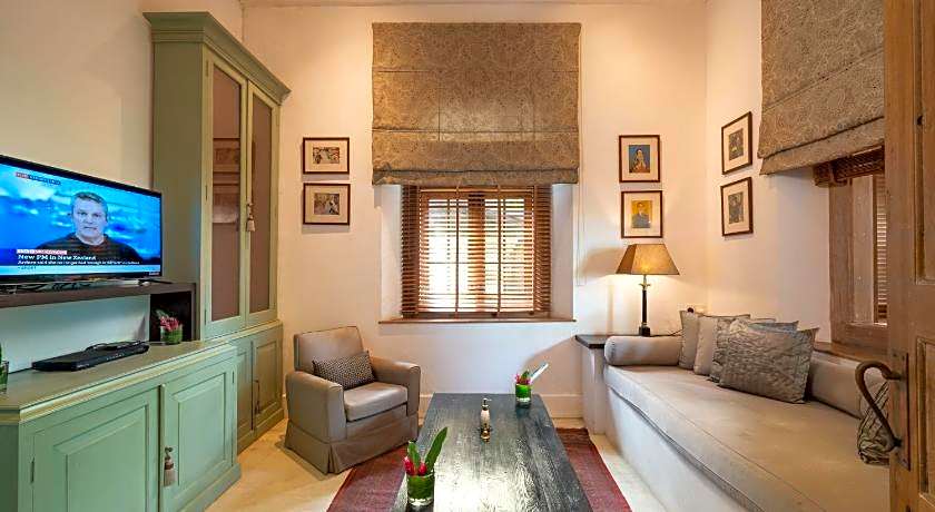 Taru Villas Rampart Street 