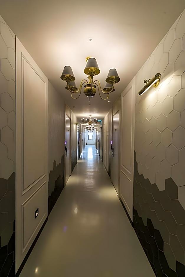 Hotel February Dong Seong Ro