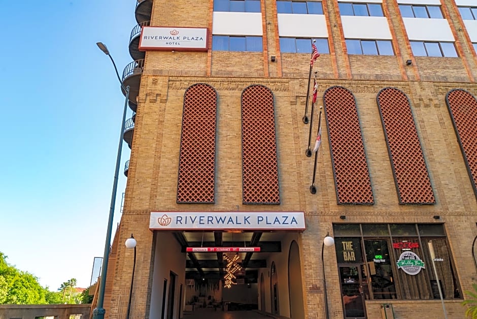 Riverwalk Plaza Hotel And Suites