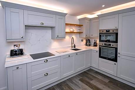 The Hideaway - Luxury 2 bedroom ground floor apt