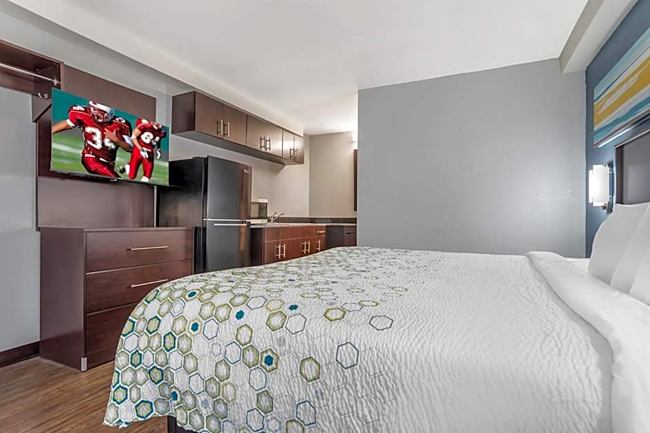 HomeTowne Studios by Red Roof Montgomery - Midtown