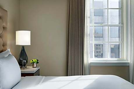 One-Bedroom King Suite with Mobility Accessible Tub