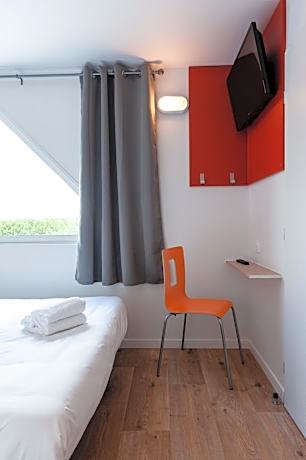 Standard Room with One Queen Bed and Three Single Beds