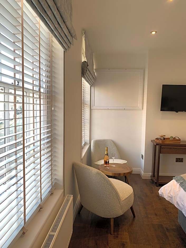 Upstairs at 33 - Self check in boutique accommodation in Worcester Centre