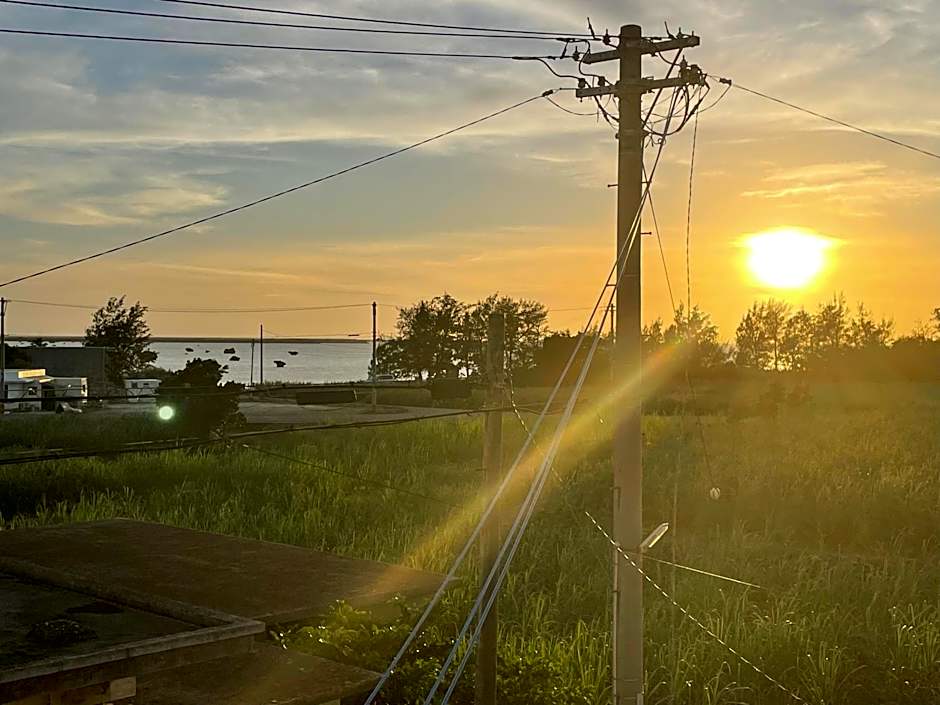 交流型ゲストハウス伊良部ジャーニーインIrabu Joureny INN#毎日みんなで夕食会#ゲストさんは20-30代が中心#海徒歩1分#空港車で5分#本格フィンランドサウナ付き#海と星と夕日が見える屋上あり