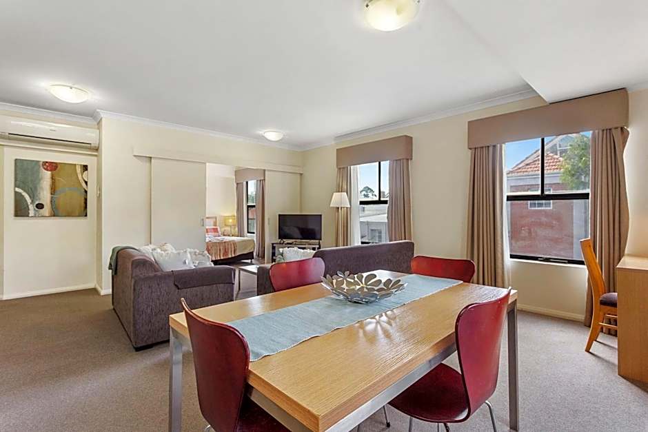 2BDR 1BTH - James Street Magic