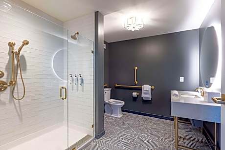 1 Queen Mobility/Hearing Accessible W/Ri Shwr