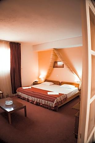 Suite with Pool View (2 - 5 adults)