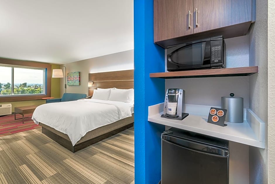 Holiday Inn Express and Suites Lake Havasu London Bridge