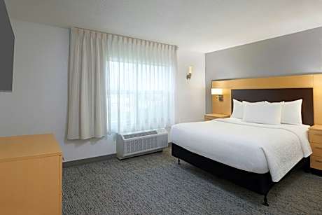 2 Bedroom Suite, Bedroom 1: 1 Queen, Bedroom 2: 1 Queen, Sofa bed
