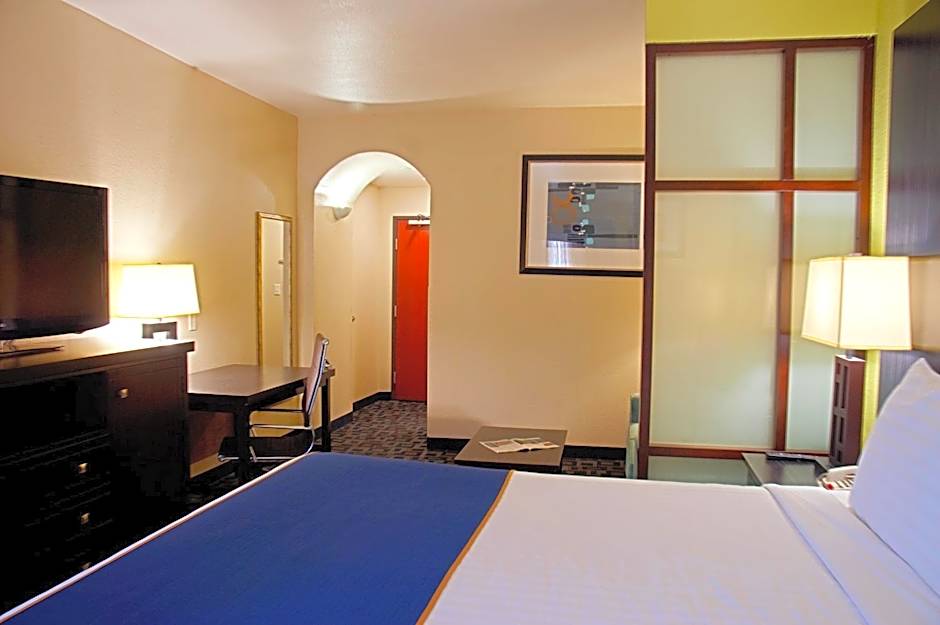 Super 8 by Wyndham Irving/DFW Apt/North