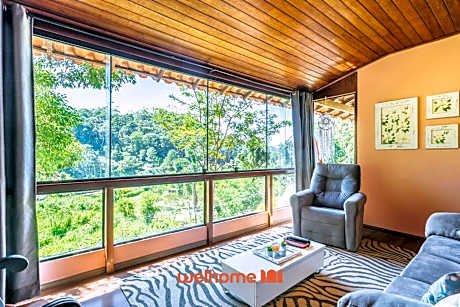 Casa rodeada por uma area verde em Teresopolis