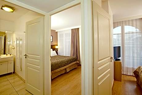 Two-Bedroom Suite (6 people)