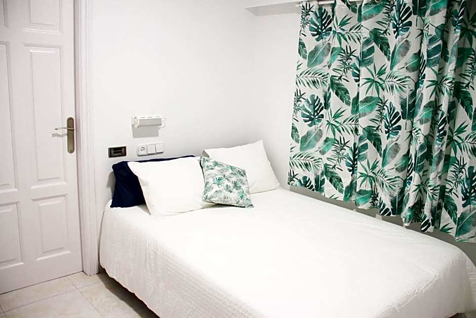 Hugo Beach Hotel & Apartments