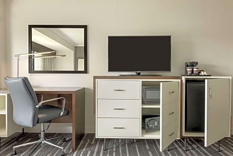 2 Queen Beds With Fridge - Microwave