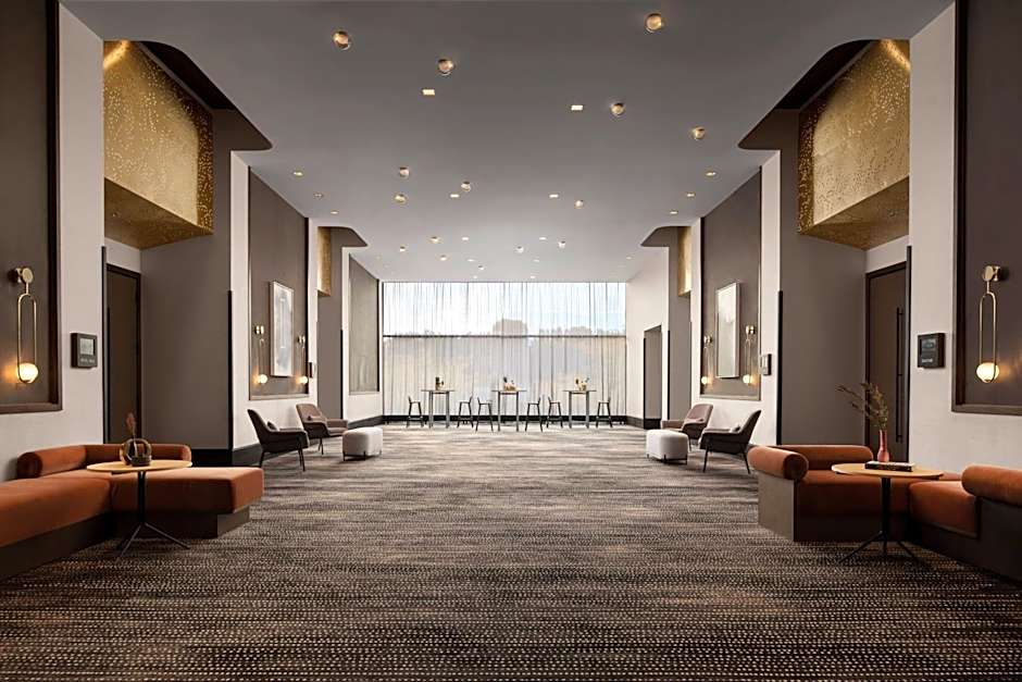 Renaissance Milwaukee West Hotel