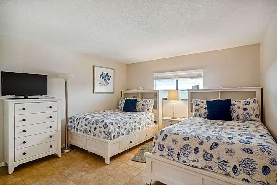 Beach Palms- Unit 102
