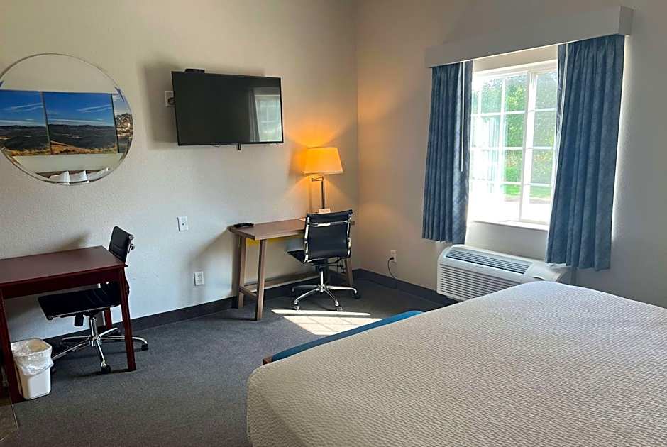 Days Inn & Suites by Wyndham Columbus NE