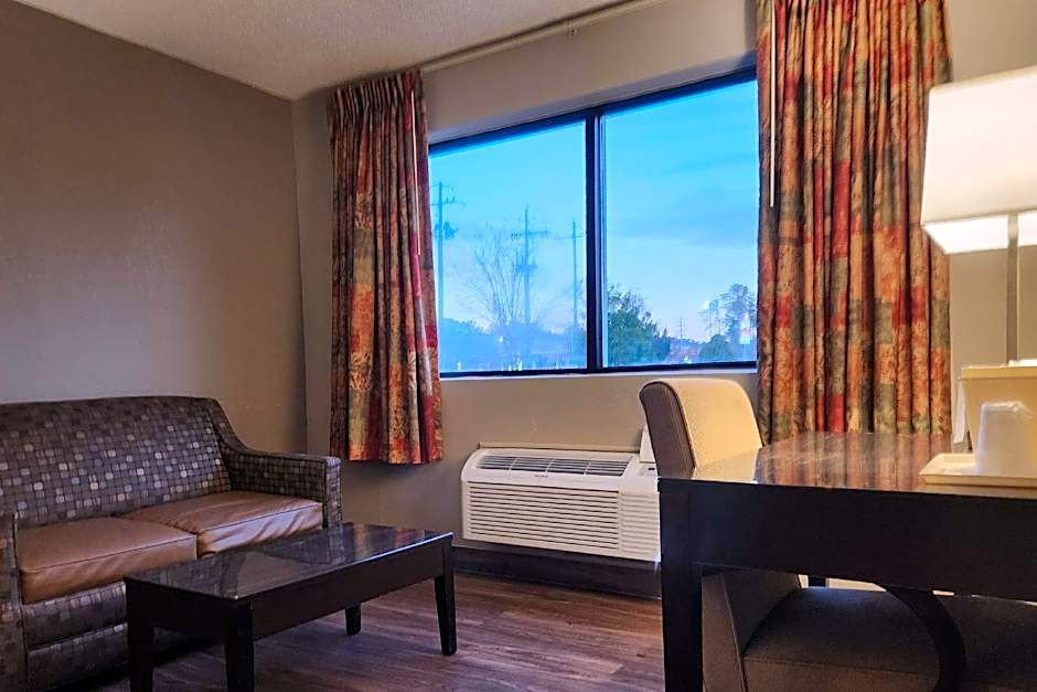 Econo Lodge Inn & Suites