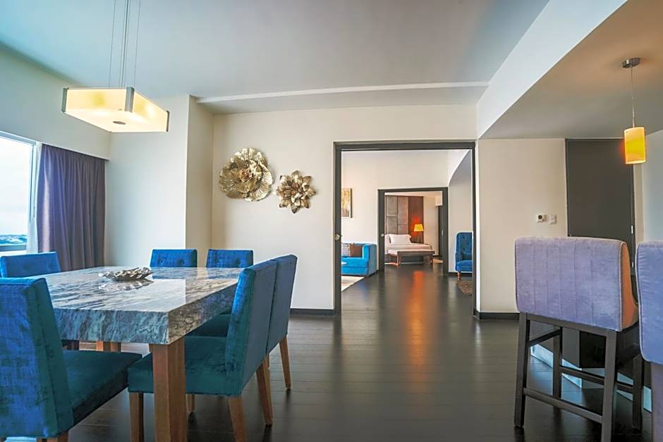 Wyndham Guayaquil, Puerto Santa Ana