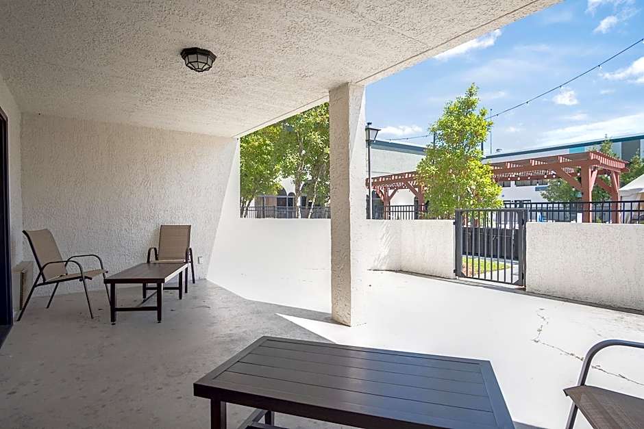 Cottonwood Suites Savannah Hotel & Conference Center