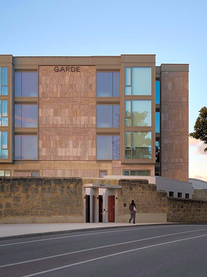 Garde and Warders Hotel
