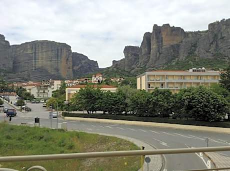 Superior Family Room with Mountain View