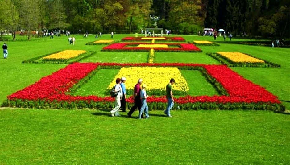 Fully equipped SIX BEDROOM HOUSE 15 kilometers from Lake Bled - with a terrace, garden, playground, and parking