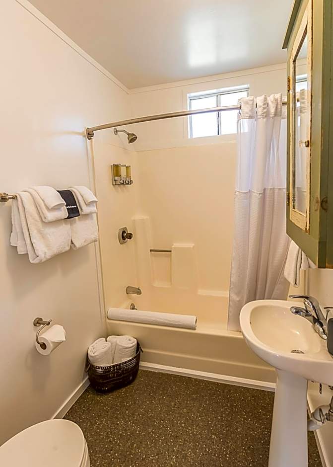 Inn at Schoolhouse Creek