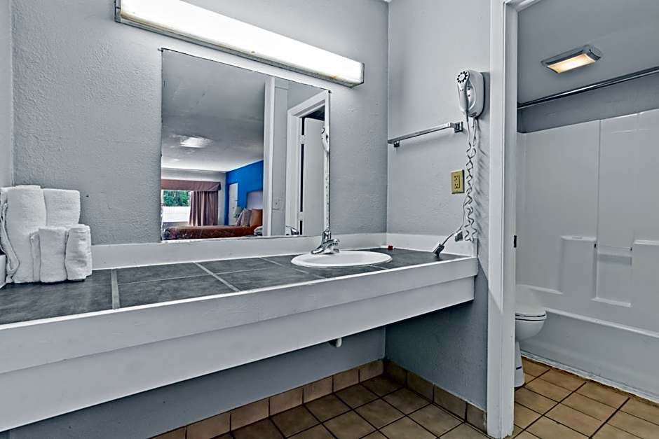 Econo Lodge Inn & Suites I-64 & Us 13