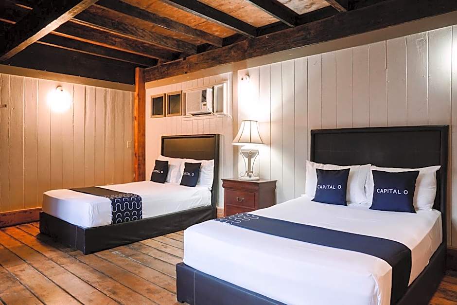 Capital O Hotel Villa Azura