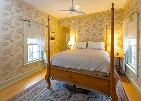 Deluxe Queen Suite