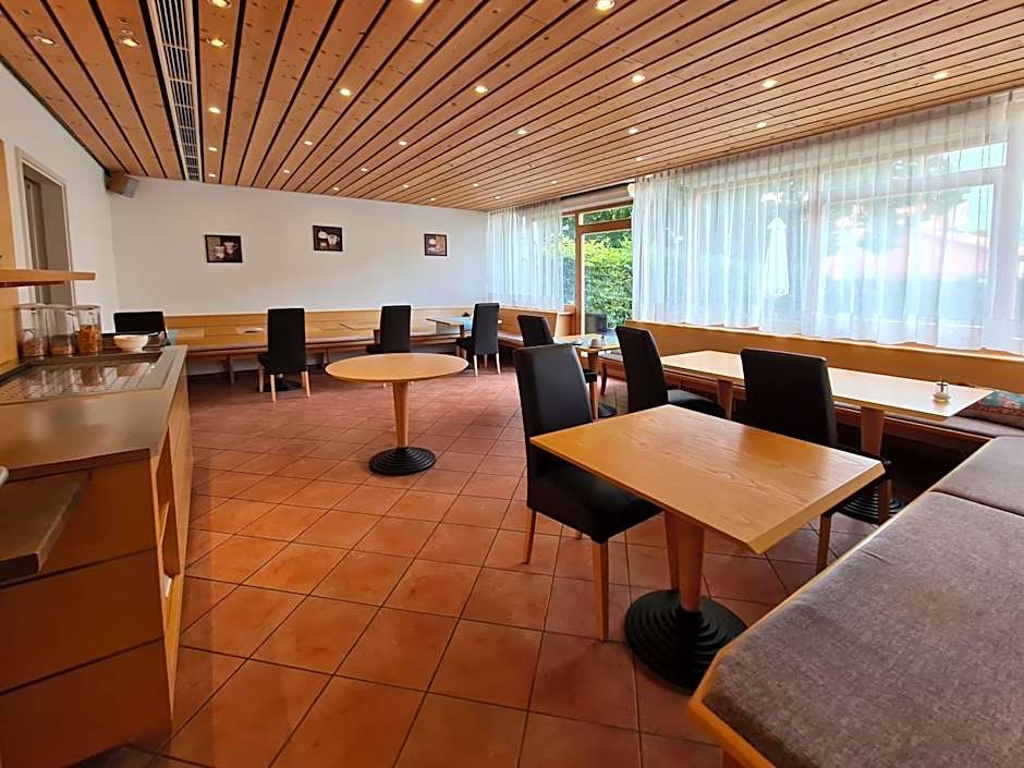 Hotel am Hachinger Bach by Blattl